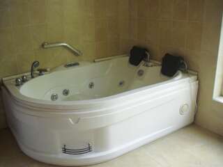 Гостевой дом Guest House Caucasus Кутаиси Трехместный номер Делюкс-3